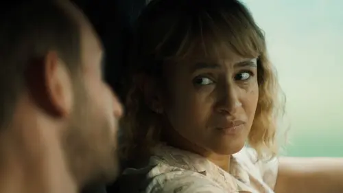 Uniformes S01E06 Maddie