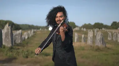 Unique - Un artiste, un lieu, un concert Nemanja Radulovic sur le site mégalithique de Carnac