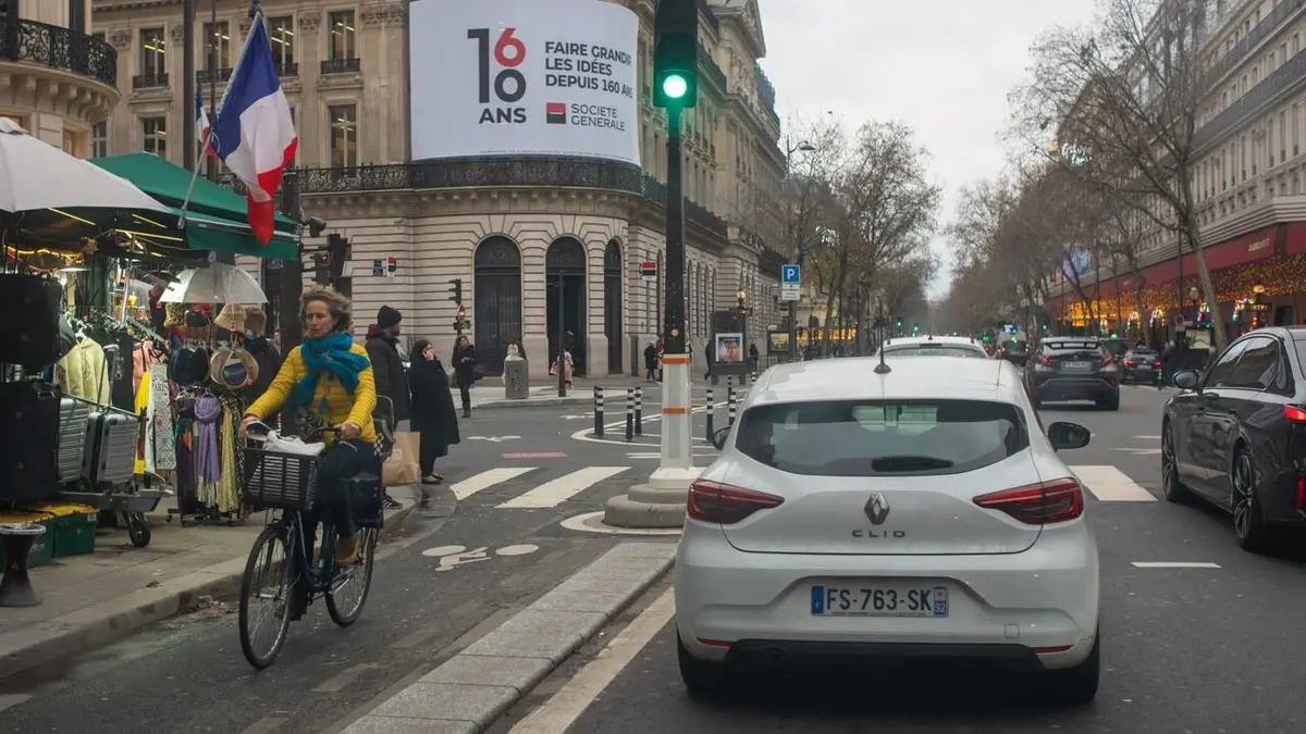 Visuel de Vélos, voitures : un conflit sans fin à Paris