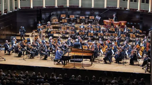 Víkingur Olafsson interprète le Concerto pour piano de Grieg