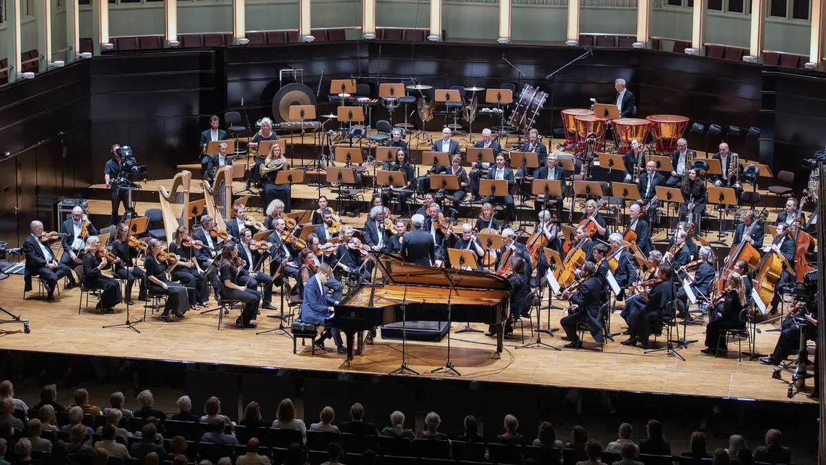 Víkingur Olafsson interprète le Concerto pour piano de Grieg