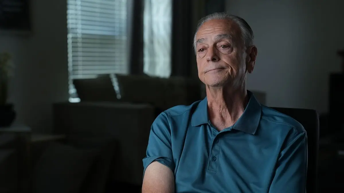 Violence sous vidéosurveillance Derrière toi / Un homme à terre en streaming