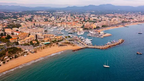 Vive le camping Un camping haut en couleurs à Fréjus