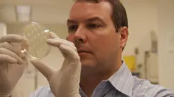 Voyage dans l'espace-temps avec Morgan Freeman S04E09 Dieu a-t-il créé l'évolution ?