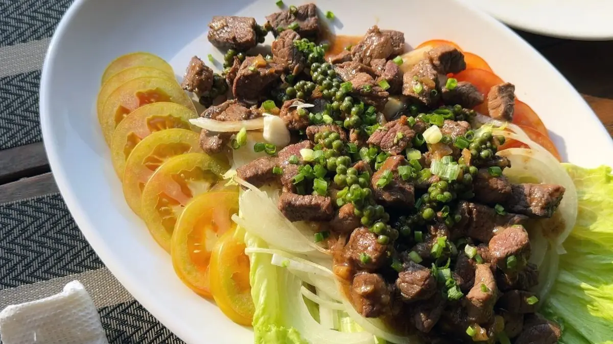 Voyage en cuisine Cambodge : le boeuf lôc lac