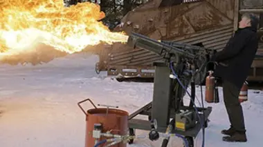 Weapon Hunter S01E06 Lance-flammes