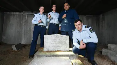 Wellington Paranormal S04E01 La femme-oiseau