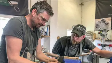 Forger des couteaux : De l'enclume à la cuisine