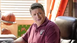 Young Sheldon  S05E16 Une valise pleine d'argent et une voiture de clown jaune