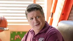 Young Sheldon  S05E16 Une valise pleine d'argent et une voiture de clown jaune