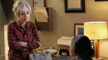 Young Sheldon S07E09 Un article fantaisiste et une bourse d'études pour un bébé