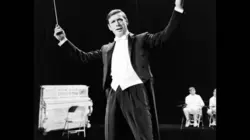 Yves Montand entre en scène : Chansonnier par excellence