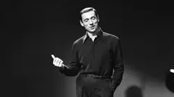 Yves Montand entre en scène : Chansonnier par excellence