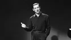 Yves Montand entre en scène : Chansonnier par excellence