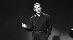 Yves Montand entre en scène : Chansonnier par excellence