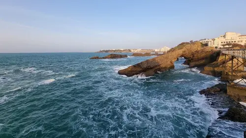 Zone interdite Plages, fêtes et traditions : un été au coeur du Pays basque