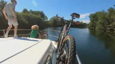 Zone interdite A vélo, en roulotte ou en péniche : le défi des vacances itinérantes en famille