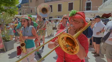 Zone interdite Fiestas, traditions et concours loufoques : les Français raffolent des fêtes de villages